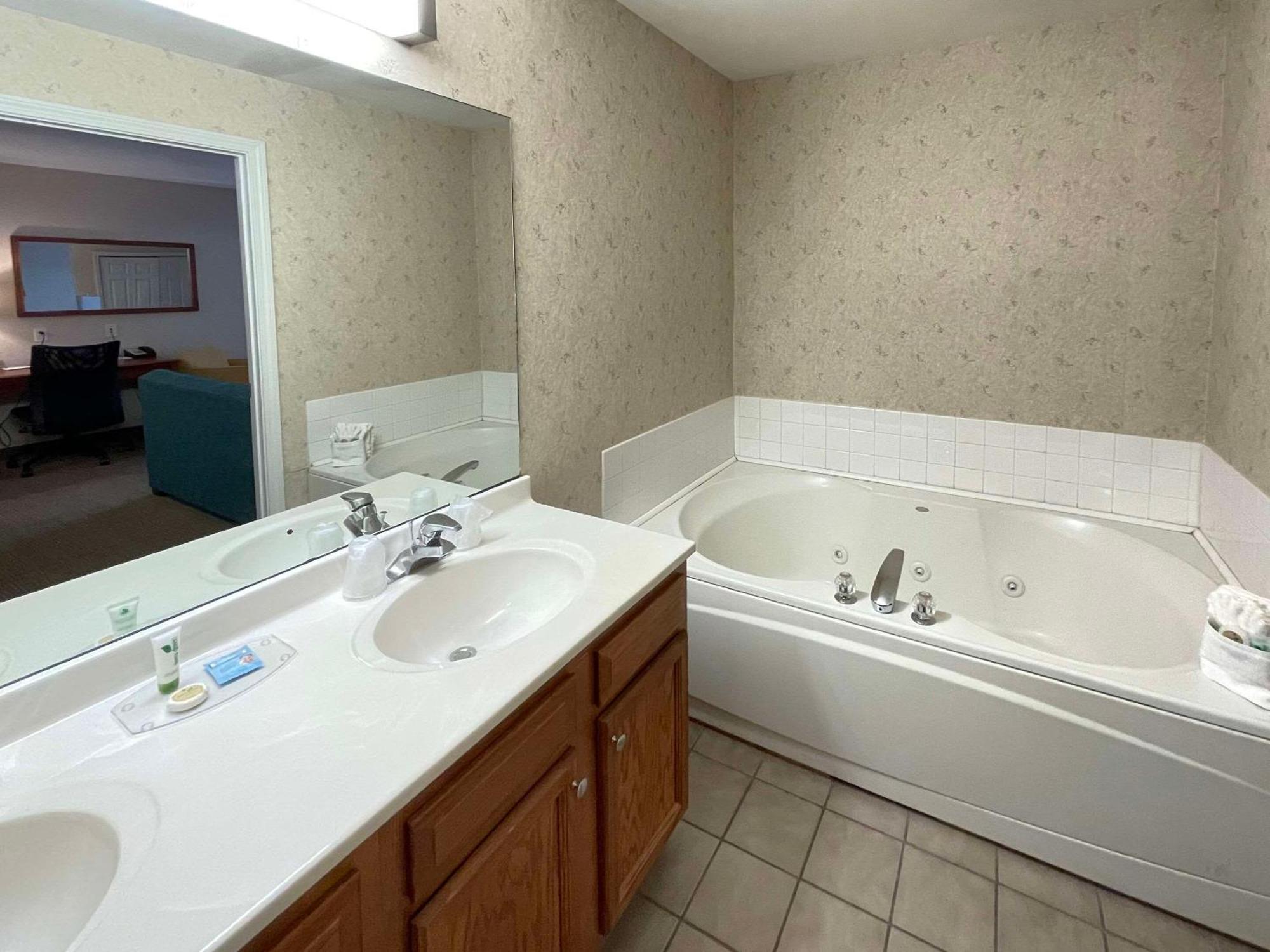 Smart Suites, Ascend Hotel Collection South Burlington Bagian luar foto